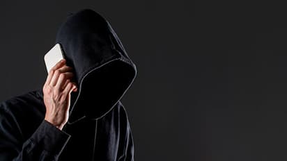 വീഡിയോ കോളിൽ കുടുക്കി നഗ്ന വീഡിയോ ചിത്രീകരിച്ചു, 71കാരനായ ഡോക്ടറിൽ നിന്ന് തട്ടിയത് ലക്ഷങ്ങൾ 