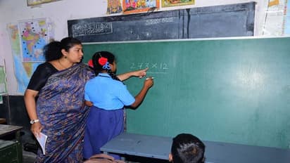 ಚಾಮರಾಜನಗರ: ಶಾಲಾ ಮಕ್ಕಳಿಗೆ ಗಣಿತ ಪಾಠ ಮಾಡಿದ ಡಿಸಿ..!