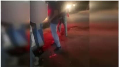 കുടിച്ച് 'ലക്കും ലഗാനുമില്ല'; വഴിയോര വണ്ടിക്കടയിലേക്ക് മൂത്രമൊഴിച്ച് പൊലീസുകാരൻ, വീഡിയോ പുറത്ത്; കടുത്ത നടപടി