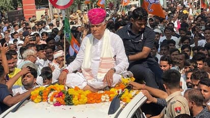 कांग्रेसी नेताओं को अपने कदम से चौंकाने वाले बीजेपी सासंद...बर्थडे पर ठेठ देसी अंदाज में पहुंचे नामांकन करने 