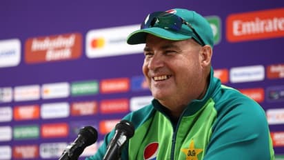 ന്യായീകരണം ആണ് സാറെ മെയിന്; പാക് തോല്വികള്ക്ക് വിചിത്ര കാരണങ്ങള് നിരത്തി മിക്കി ആര്തര്