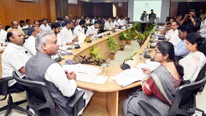    ಮೈಸೂರು :  ಜಿಲ್ಲೆಯಲ್ಲಿ ಪ್ರಗತಿ ಕುಂಠಿತಕ್ಕೆ ಸಚಿವ ಗರಂ