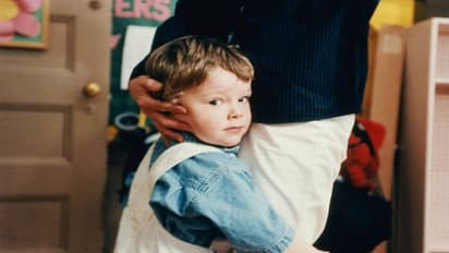 அந்நியர்களை கண்டால் குழந்தைகள் பயப்படுகிறார்களா? இப்படி அவுங்களை ட்ரீட் பண்ணுங்க!