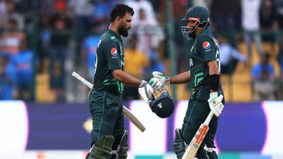 Pakistan vs New Zealand: மழையால் ஓவர்கள் குறைப்பு – பாகிஸ்தானுக்கு 342 ரன்கள் வெற்றி இலக்கு!