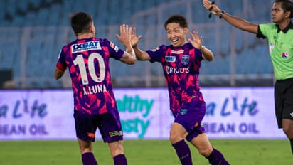 ISL 2023-24: Kerala Blasters FC ends Mumbai City FC's unbeaten streak with a dominant 2-0 victory