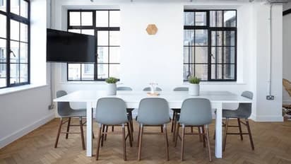 ഓഫീസ് മീറ്റിംഗിൽ പങ്കെടുക്കാൻ കഴിയില്ല, പറഞ്ഞ കാരണം കേട്ട് പൊട്ടിച്ചിരിച്ച് സോഷ്യൽ മീഡിയ