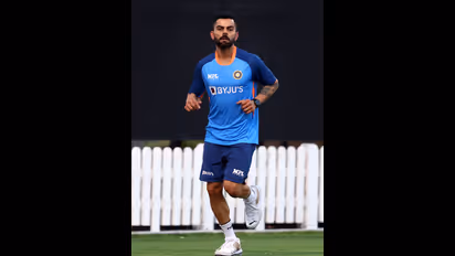 ಅನುಷ್ಕಾ ಬೇಬಿ ಬಂಪ್ ಕಾಣಿಸಿದಂತೆ ಅಡ್ಡ ನಿಂತ್ರಾ ಕೊಹ್ಲಿ? ಬೆಂಗಳೂರು ಹೊಟೆಲ್‌ನಲ್ಲಿ ವಿರುಷ್ಕಾ ಜೋಡಿ!