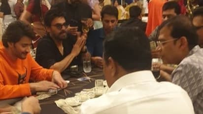 పబ్లిక్ గా పేకాట ఆడిన మహేష్-వెంకీ! సోషల్ మీడియాను షేక్ చేస్తున్న ఫోటో!