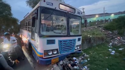 సత్తెనపల్లిలో తృటిలో తప్పిన పెను ప్రమాదం .. పక్కకు ఒరిగిన ఆర్టీసీ బస్సు, కొంచెం వుంటే కెనాల్‌లోకే