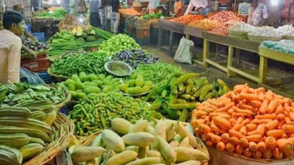 Vegetables : காய்கறி விலை என்ன.? தக்காளி, வெங்காயம் விலை கூடியதா.? குறைந்ததா.? கோயம்பேடு சந்தை நிலவரம் என்ன.?