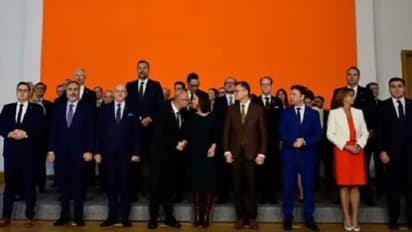 വനിതാ മന്ത്രിയെ ചുംബിക്കാൻ ശ്രമം, ഒഴിഞ്ഞുമാറി മന്ത്രി; വിവാദമായപ്പോള്‍ ഊഷ്മളാഭിവാദ്യമെന്ന് വിശദീകരണം