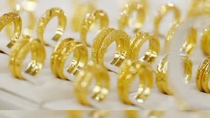 Today Gold Rate in Chennai : சவரனுக்கு 120 ரூபாய் குறைந்த தங்க விலை.. அப்போ தங்கம் வாங்க இது சரியான நேரமா?