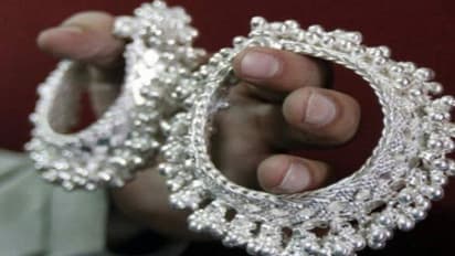 ಆಭರಣ ಪ್ರಿಯರಿಗೆ ಬಿಗ್‌ ಶಾಕ್‌: ಬೆಳ್ಳಿ ಈಗ ಕೇಜಿಗೆ ಬರೋಬ್ಬರಿ 1 ಲಕ್ಷ..!