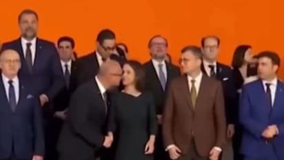 ತುಂಬಿದ ಸಭೆಯಲ್ಲಿ ಜರ್ಮನ್ ಸಚಿವೆಗೆ ಸಚಿವನಿಂದ ಚುಂಬನ: ಸುತ್ತಲಿದ್ದವರೇ ಶಾಕ್