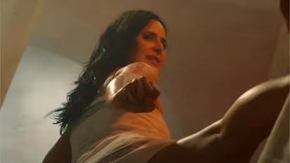 సల్మాన్ చొక్కా విప్పితే రాని క్రేజ్ ,ఆమె టవల్ విప్పితే వస్తోందా!?