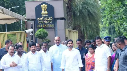 చంద్రబాబుపై 15 రోజులకో కేసు: గవర్నర్తో లోకేష్ నేతృత్వంలో టీడీపీ బృందం భేటీ