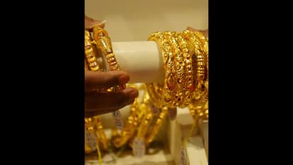 పెళ్లిళ్ల  సీజన్లో బంగారం, వెండి కొనొచ్చా.. 24 క్యారెట్ల, 22 క్యారెట్ల 10 గ్రాముల నేటి ధరలు చెక్ చేసుకోండి.. 
