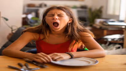 ஒருத்தர் கொட்டாவி விட்டால் உடனே நமக்கும் கொட்டாவி வருதே ஏன் தெரியுமா? அதுக்கு இப்படி ஒரு வரலாறா?! 