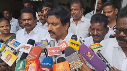 அதிமுக கொடி, சின்னத்தை பயன்படுத்த ஓபிஎஸ்க்கு தடை; பட்டாசு வெடித்து கொண்டாடிய புதுவை அதிமுகவினர்