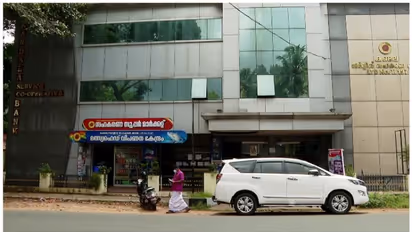 കണ്ടല ബാങ്കിലും ഇഡി റെയ്ഡ്: മുൻസെക്രട്ടറിമാരുടെയും കളക്ഷൻ ഏജന്റിന്റെയും വീടുകളിൽ പരിശോധന