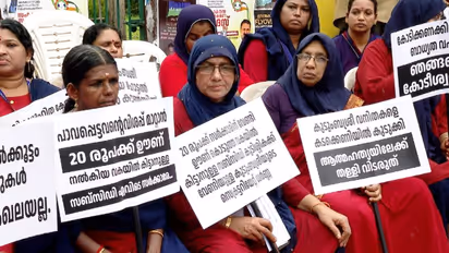 വിശപ്പുരഹിത കേരളത്തിനായി ഊണ് വിളമ്പി, സബ്സിഡി മുടങ്ങി, കടത്തിലായി, പ്രതിഷേധവുമായി കുടുംബശ്രീ പ്രവർത്തകർ