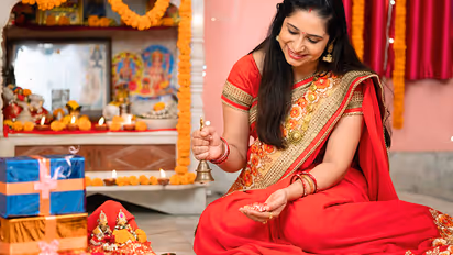 Dhanteras Puja Samagri List: रूठी हुईं लक्ष्मी बरसाएंगी धन, धनतेरस पर इस पूजा-सामाग्री से करें पूजा 