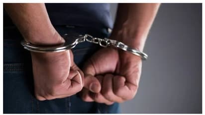 ತುಮಕೂರಲ್ಲಿ ಪುಂಡರ ಹಾವಳಿ; ಹಿಡಿಯಲು ಹೋದ ಪೊಲೀಸರ ಮೇಲೂ ಮಚ್ಚು ಬೀಸಿದ ಕಿರಾತಕರು! 