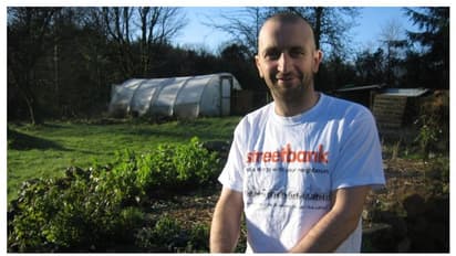 ഗാന്ധിജി പ്രചോദനം; പണവും മൊബൈലും കമ്പ്യൂട്ടറും ഉപയോ​ഗിക്കില്ല, അഞ്ചക്ക ശമ്പളം ഉപേക്ഷിച്ചു,  യുവാവിന്റെ ജീവിതം