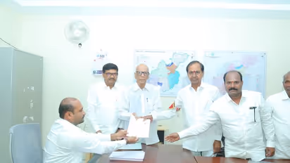 హరీష్ రావు లేకుండానే: గజ్వేల్ లో నామినేషన్ దాఖలు చేసిన కేసీఆర్