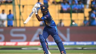 ലോകകപ്പിലെ അതിവേഗ ഫിഫ്റ്റിയുമായി കുശാല് പെരേര, കിവീസിനെതിരെ ലങ്ക തകരുന്നു; ചങ്കിടിച്ച് പാകിസ്ഥാന്