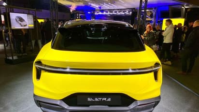 ஒரு காருக்குள் இத்தனை வசதியா! EV மார்க்கெட்டில் மிரட்டலான என்டரி கொடுத்த லோட்டஸ்!