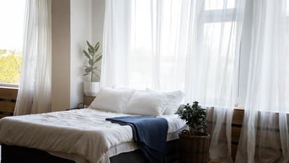 படுக்கையில் பாதியை வாடகைக்கு விட்டு மாதம் ரூ.54,000 சம்பாதிக்கும் பெண்! பேஸ்புக் மூலம் இதெல்லாம் நடக்குதா! 