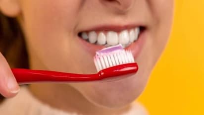 നെറ്റ്ഫ്ലിക്സ് ഡോക്യുമെന്ററിയിൽ മുഴുകി, ടൂത്ത്പേസ്റ്റാണെന്ന് കരുതി വേദനയ്ക്കുള്ള മരുന്നെടുത്ത് പല്ലുതേച്ചു