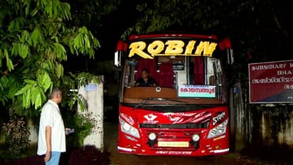 പൂട്ടാൻ ഗതാഗത സെക്രട്ടറി ഹൈക്കോടതിയിലേക്ക്? കോടതിയിൽ കാണാമെന്ന് ഉടമ, ആരാധകരെ കൂട്ടി സർവീസ് തുടരാൻ റോബിൻ!