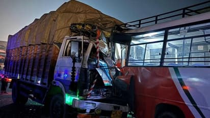 दीपावली के पहले गोरखपुर में भीषण रोड एक्सीडेंट: डीसीएम की सड़क पर खड़ी बस से टक्कर, 6 की मौत 25 घायल