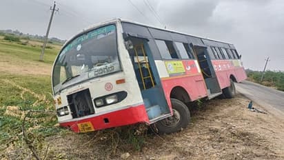 ಯಾದಗಿರಿ: ಸ್ಟೀಯರಿಂಗ್‌ ಕಿತ್ತು ಹಳ್ಳಕ್ಕೆ ಬಿದ್ದ ಸಾರಿಗೆ ಸಂಸ್ಥೆ ಬಸ್‌, ತಪ್ಪಿದ ಭಾರೀ ದುರಂತ 