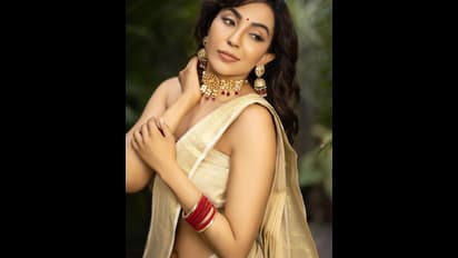 சேலை, மார்டன் டிரெஸ் என இரண்டிலும் திணறடிக்கும் பார்வதி நாயர்.. லேட்டஸ்ட் கிளாமர் கிளிக்ஸ்..