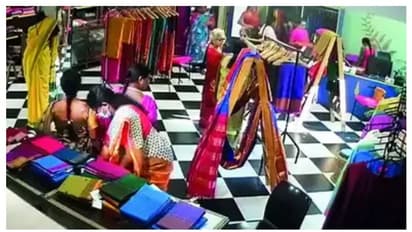 ടെക്സ്റ്റൈൽസിലേക്ക് സ്ത്രീ സംഘം, അടിച്ചുമാറ്റിയത് 2 ലക്ഷത്തിന്റെ പട്ടുസാരികൾ; പൊലീസിന് അപ്രതീക്ഷിത പാഴ്സല്‍!