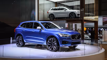 Volvo XC60 Plug-in Hybrid: व्हॉल्वोच्या नव्या हायब्रिड SUV कार्स, रेंज पाहून थक्क व्हाल!