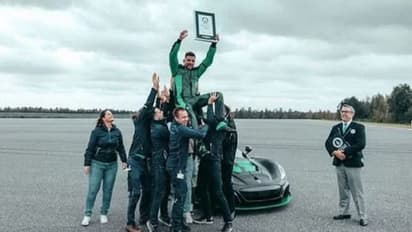 రివర్స్ డ్రైవ్‌లో ప్రపంచంలోనే అత్యంత ఫాస్టెస్ట్  కారు.. గంటకు ఊహించలేని  స్పీడ్.. నమ్మలేరు కూడా.. 