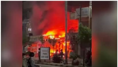 പടക്കക്കടകളിൽ തീപിടുത്തം; തൊട്ടടുത്ത ഫുഡ്കോർട്ടിലെ സിലിണ്ടറും പൊട്ടിത്തെറിച്ചു; ഒഴിവായത് വൻദുരന്തം