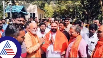 48 ದಿನಗಳ ಬಳಿಕ ಇಂದು ಶ್ರೀರಾಮ ಸೇನೆ ಕಾರ್ಯಕರ್ತರ ಬಿಡುಗಡೆ; ಪರಪ್ಪನ ಆಗ್ರಹಾರಕ್ಕೆ ಆಗಮಿಸಿದ ಪ್ರಮೋದ್ ಮುತಾಲಿಕ್