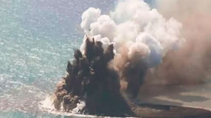 ಜ್ವಾಲಾಮುಖಿಯ ಸ್ಫೋಟದಿಂದ ನಿರ್ಮಾಣವಾಯ್ತು ಹೊಸ ದ್ವೀಪ: ನೈಸರ್ಗಿಕ ಪ್ರಕ್ರಿಯೆಯ ವೀಡಿಯೋ ವೈರಲ್