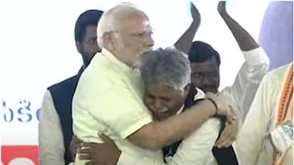 പൊതുവേദിയിൽ പ്രധാനമന്ത്രിയെ കെട്ടിപ്പിടിച്ച് കരഞ്ഞ് സംവരണ പോരാട്ടത്തിന്‍റെ നേതാവ്, വമ്പൻ പ്രഖ്യാപനവുമായി മോദി