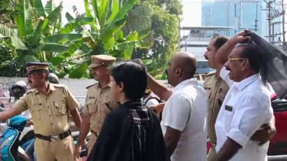 കോട്ടയത്തും കൊച്ചിയിലും മുഖ്യമന്ത്രിയെ കരിങ്കൊടി കാണിക്കാന് ശ്രമം; കോണ്ഗ്രസ് പ്രവര്ത്തകര് അറസ്റ്റില്