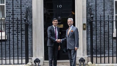 விராட் கோலி பேட் பரிசாக வழங்கி... இங்கிலாந்து பிரதமர் ரிஷி சுனக் உடன் தீபாவளி கொண்டாடிய அமைச்சர் ஜெய்சங்கர்