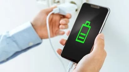 செல் போன்.. பேட்டரி லைப் நல்லா இருக்கணுமா? அப்போ இத்தனை சதவிகிதம் தான் சார்ஜ் செய்யணுமாம் - பலர் அறியாத தகவல்!