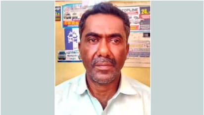 ഹീറോയായി അയ്യപ്പന്മാർ; വാഹനത്തിന്‍റെ പിന്നിലിടിച്ച് സ്കൂട്ടർ, തെറിച്ചുവീണത് മദ്യക്കുപ്പികൾ, പിടിച്ച് കൊടുത്തു