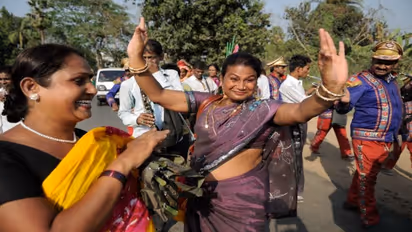ಮಂಗಳಮುಖಿಯರು ನೀಡಿದ ಹಣ ಏನು ಮಾಡಬೇಕು? ನಾಣ್ಯ ಬಾಯಲ್ಲಿ ಕಚ್ಚಿ ಕೊಡೋದ್ಯಾಕೆ?