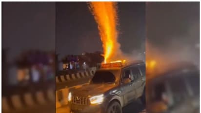 ഓടുന്ന കാറിന് മുകളിൽ പൂത്തിരി കത്തിച്ച് ഇത്തവണത്തെ വൈറല് വീഡിയോ; നമ്പർ പ്ലേറ്റില്ലാത്ത കാർ കണ്ടെത്താൻ പൊലീസും